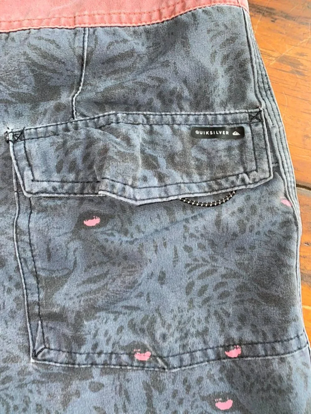 QUICKSILVER Men’s Dryflight Leopard Board Swim Shorts, Size 28